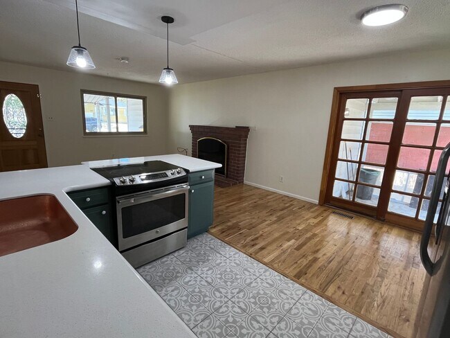 Foto del edificio - Charming 3-Bedroom Home - Close to Everything - Tons of Upgrades