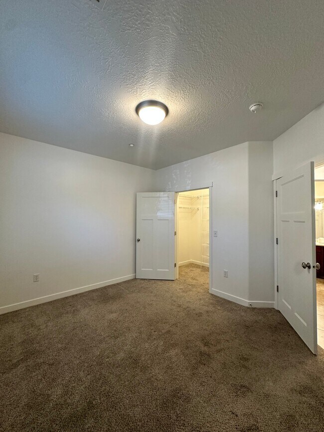 Building Photo - 11303 S River Heights Dr