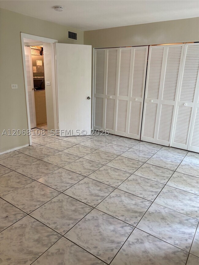 Building Photo - 16215 NE 18th Ct