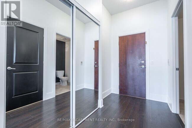 Photo du bâtiment - 330 Burnhamthorpe Rd W