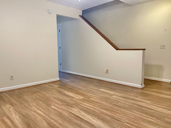 Building Photo - Lakewood Commons B202