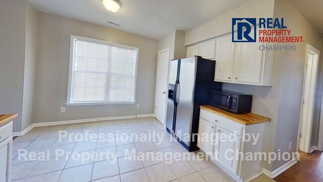 Foto del edificio - Charming home with open floor plan, vaulted ceilings and spacious backyard