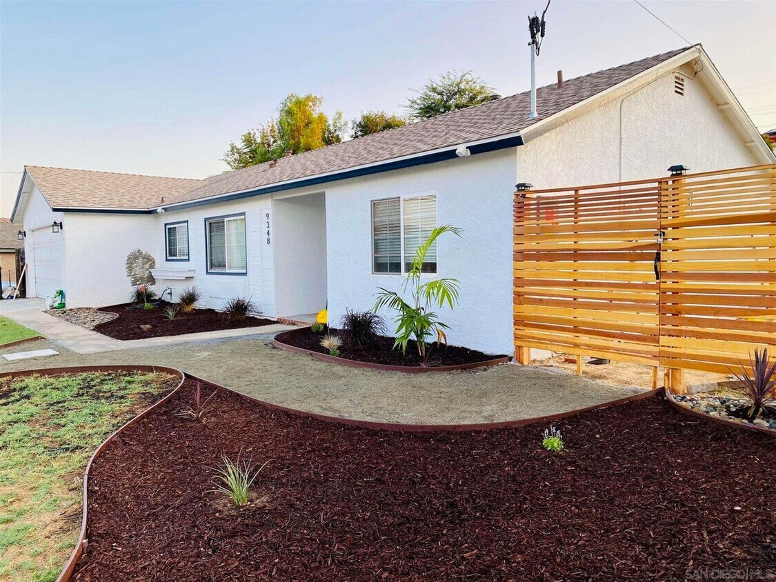 Primary Photo - Spacious, Updated 3 BD, 2 BA Home in Sante...