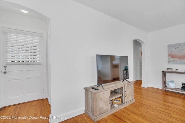 Building Photo - 564 Monmouth Ave