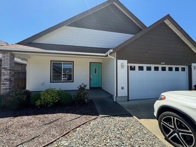 Foto del edificio - NEW TO MARKET/ 3 BEDROOM HOUSE ON QUIET DEAD END STREET