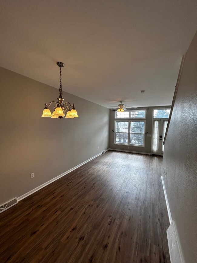 Building Photo - Cozy 2-Bedroom Condo in Exclusive Beachfro...