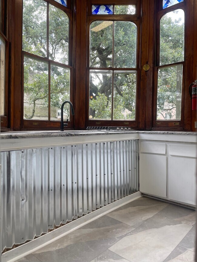 Foto del edificio - 1328 Jackson Ave