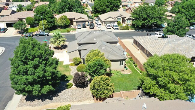 Building Photo - 693 E Castle Stone Dr