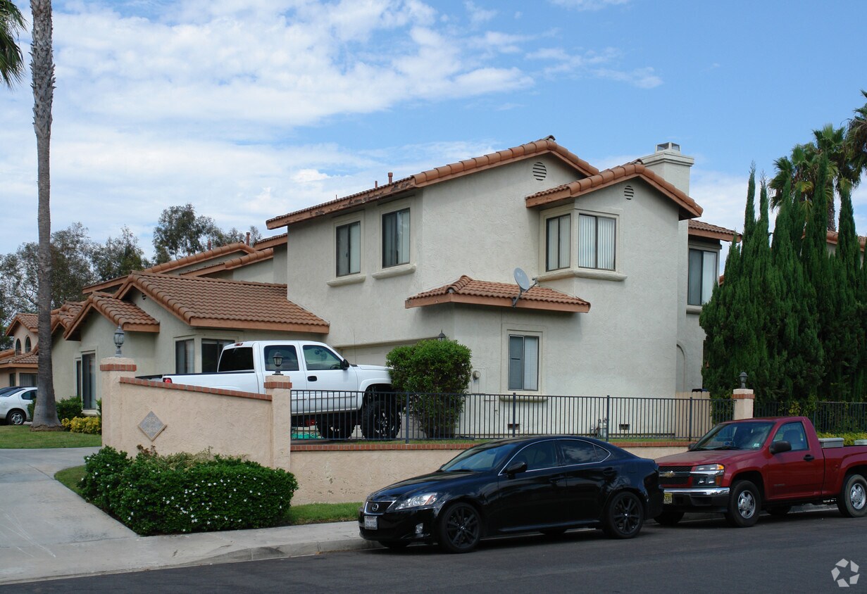 Primary Photo - 2836-2908 Unicornio St