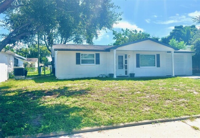 Foto del edificio - 4626 Taray Ln
