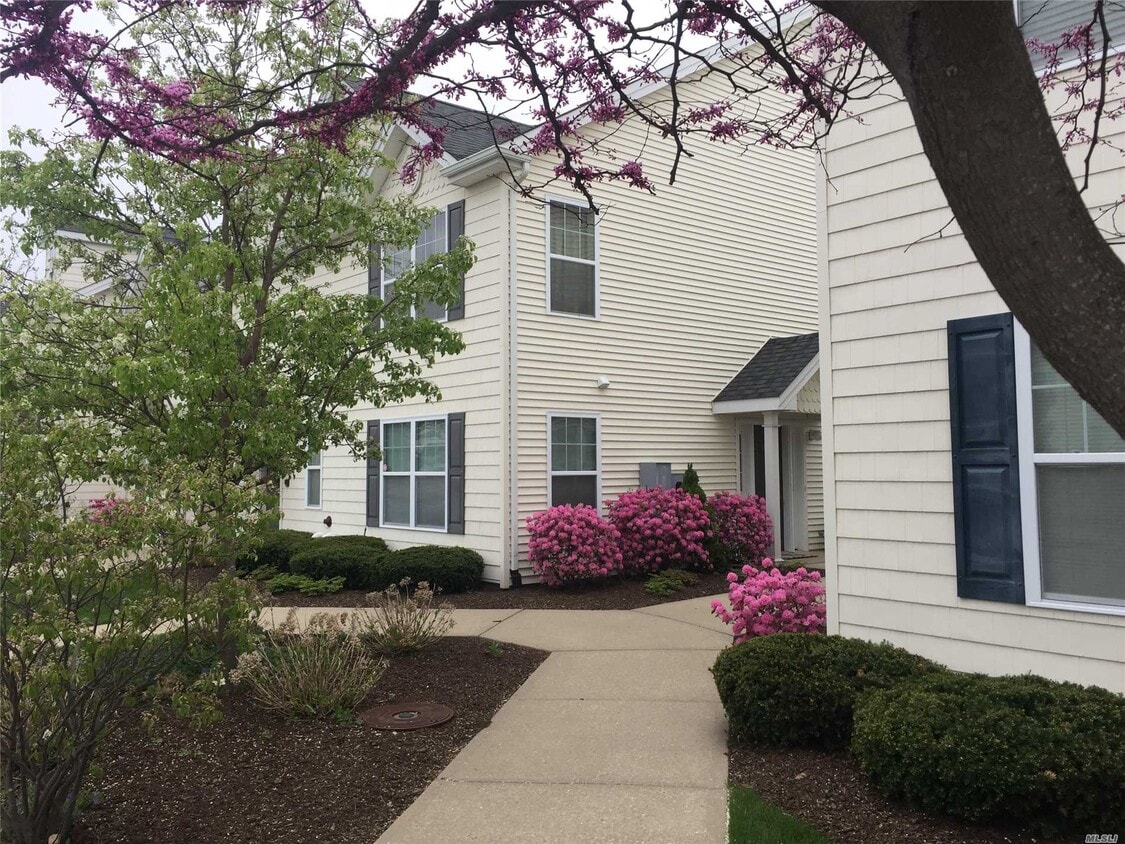 Primary Photo - 22 Lorien Pl