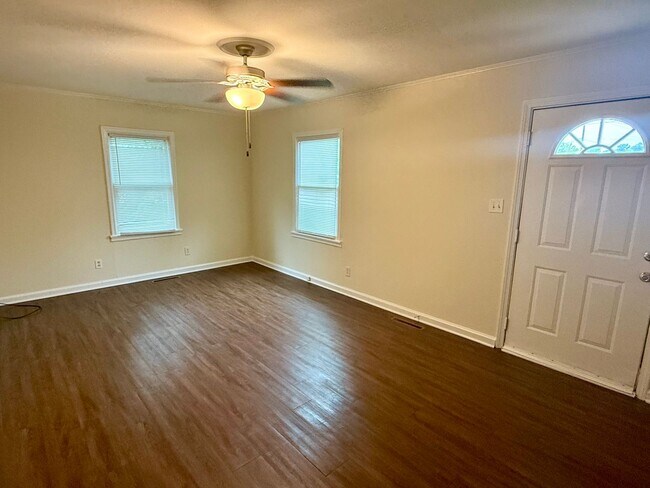Foto del edificio - Two bedroom, 1 bath house in Burlington
