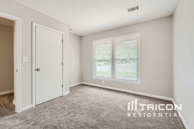Foto del edificio - 5313 Larewood Dr