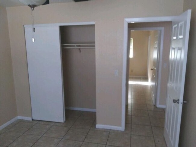 Building Photo - Spacious Three Bedroom Two Bath Home For R...