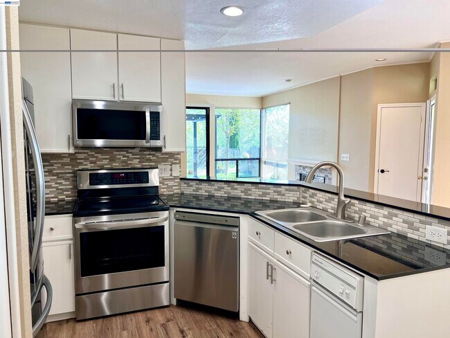 Foto del edificio - 3089 Lakemont Dr