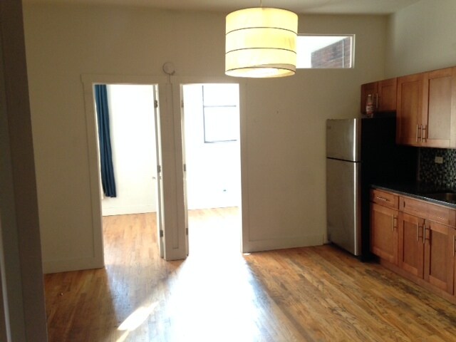 Foto del edificio - 128 Manhattan Ave