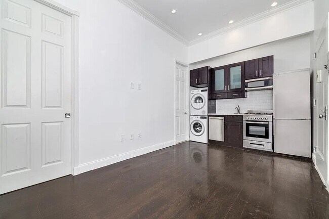 Foto del edificio - 328 E 4th St