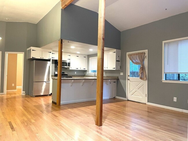 Building Photo - Lovely 2 bedroom, recently remodeled Grann...