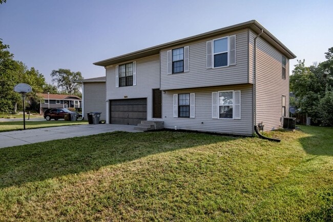 Building Photo - Nice Home Close to Campus