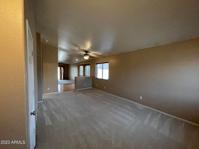 Building Photo - 3 bed 2 bath home in Surprise!