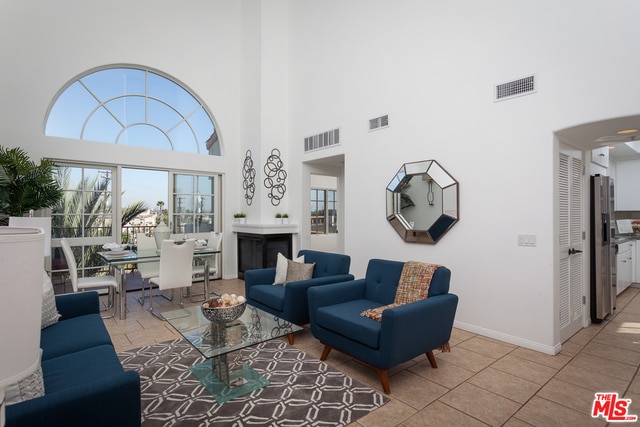 Building Photo - 851 N San Vicente Blvd