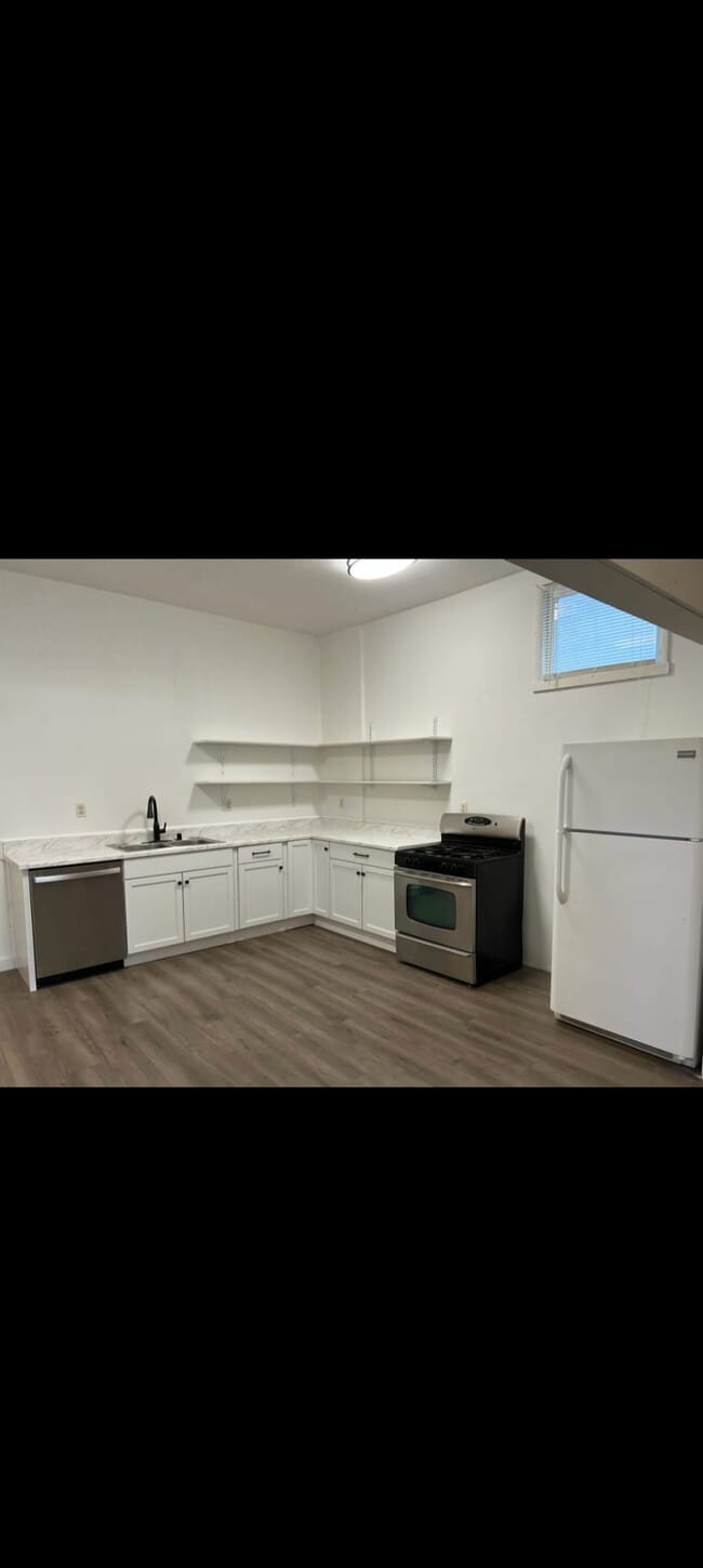 Building Photo - 132 E Main St