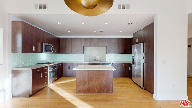 Foto del edificio - 4211 Redwood Ave