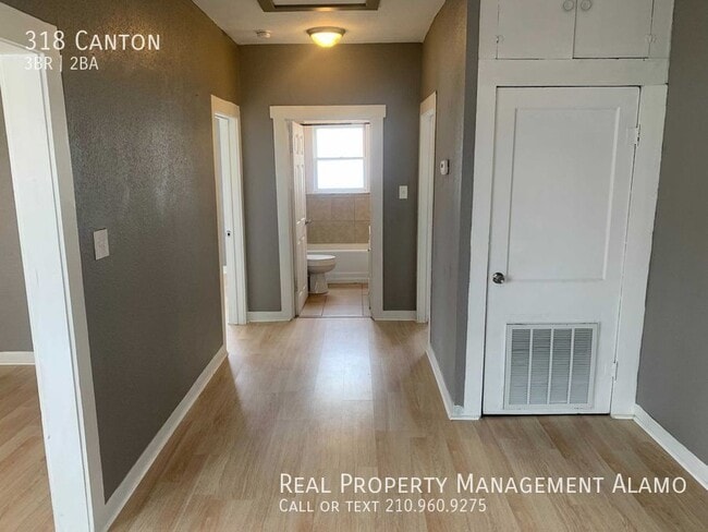 Building Photo - AMAZING Three Bedroom Two Bath Home Near D...