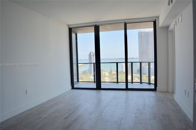 Foto del edificio - 121 NE 34th St