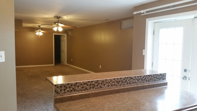 Entrada desde la cocina - 8612 Lonicera Ct