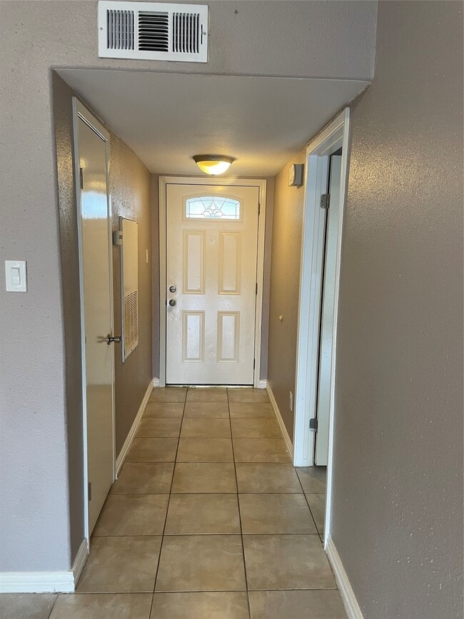 Building Photo - 17401 Red Oak Dr
