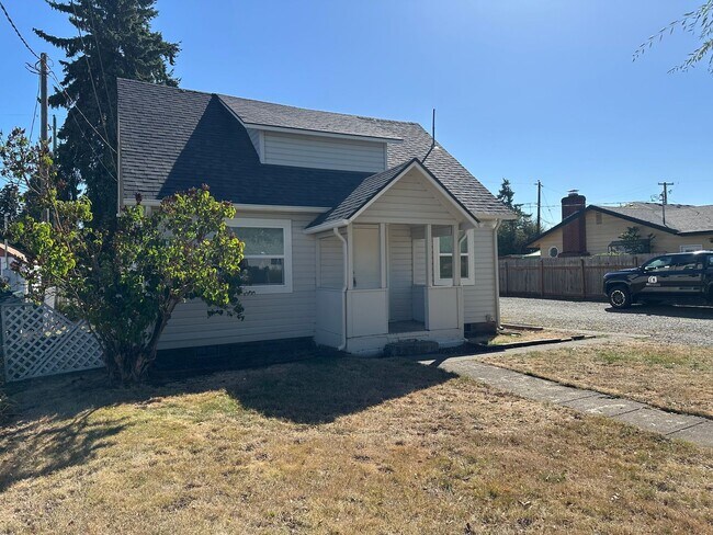 Building Photo - Updated 3 bedroom 1 bathroom house! MOVE I...