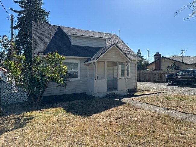 Building Photo - Updated 3 bedroom 1 bathroom house!
