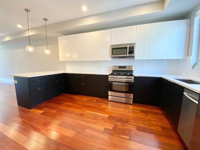 Building Photo - Luxurious 2 Bedroom Apartment in the Heart...