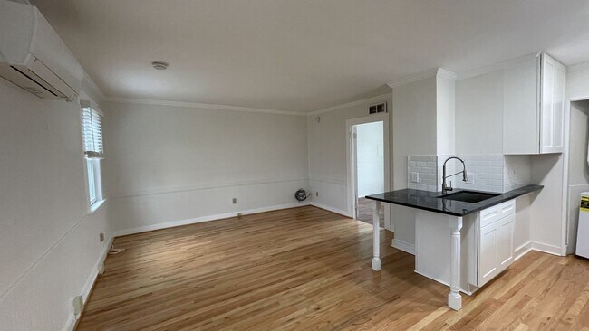 Building Photo - One Bedroom Apartment Downtown