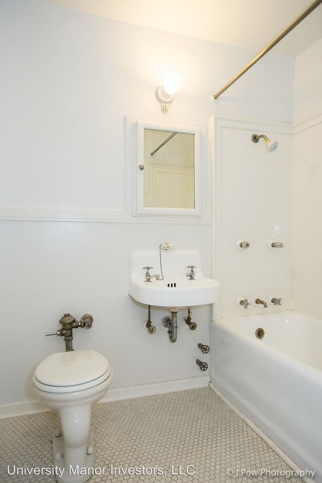 Building Photo - 1305 NE 43rd St