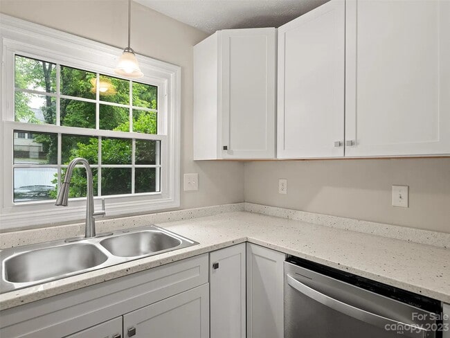 Foto del edificio - 305 Southway Garden Rd