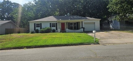 Building Photo - 2117 Briarwood Ave
