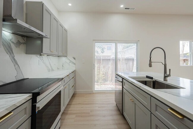 Foto del edificio - 987 Harcourt Ave