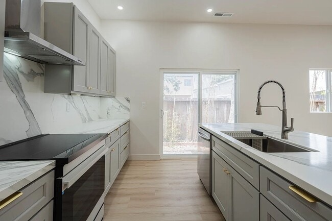 Building Photo - 987 Harcourt Ave