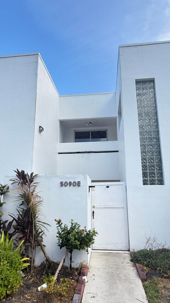 Building Photo - 5090 Elmhurst Rd