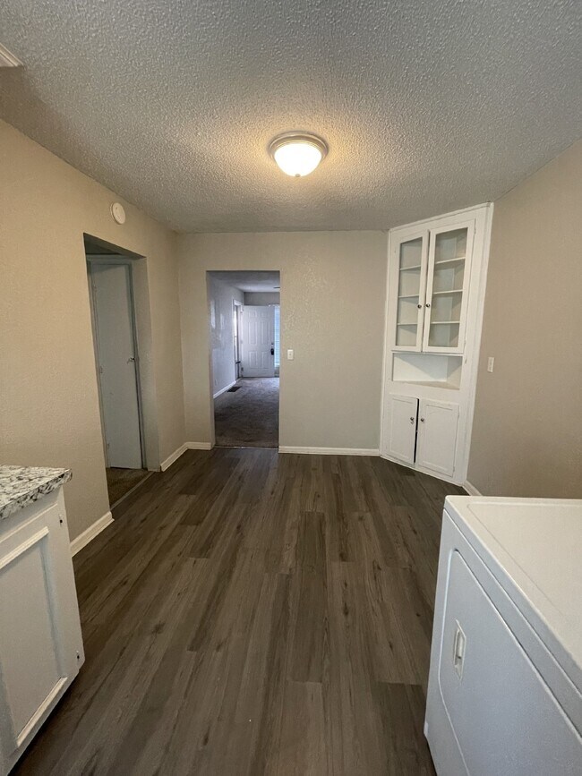 Building Photo - Charming 2-Bedroom Duplex in Wichita with ...