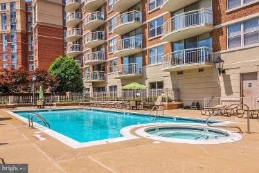 Large supervised pool - 1200 Braddock Pl