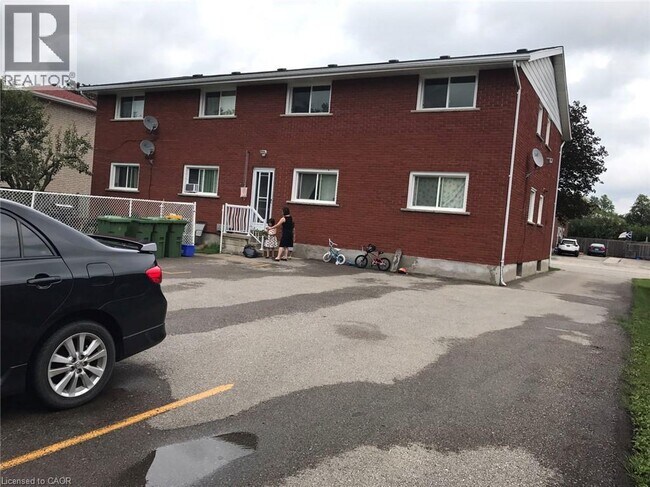 Photo du bâtiment - 122 Lowrey Ave S
