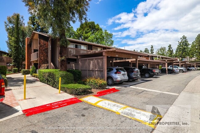 Building Photo - Beautifully Remodeled Unit Available Now!