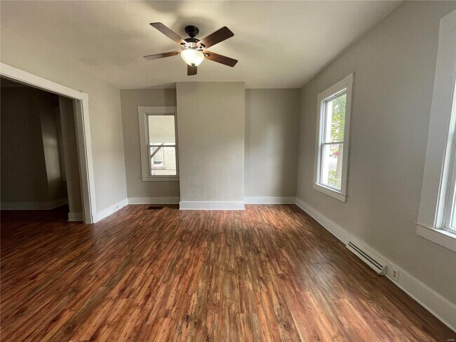 Foto del edificio - 443 E 3rd St