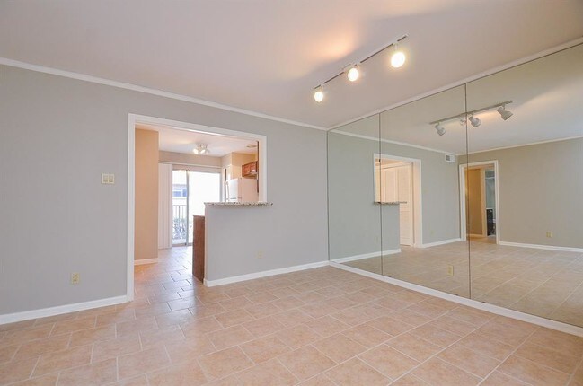 Building Photo - 2727 Briarhurst Dr