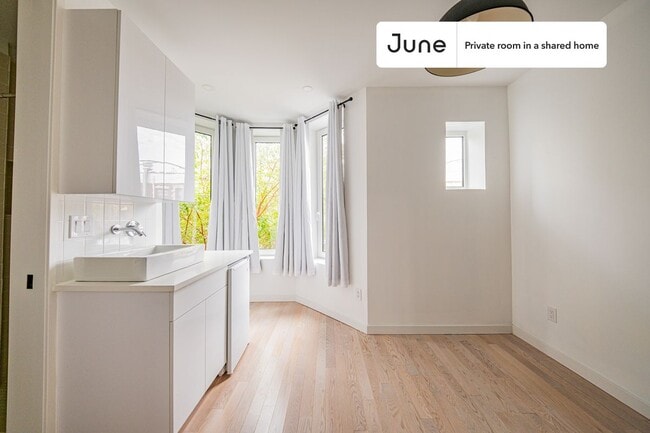 Building Photo - Room in Shared 4 bed/4 bath home