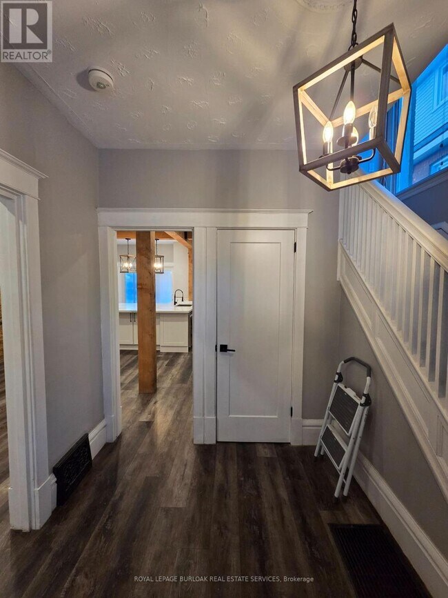 Building Photo - 16 Cedar Ave