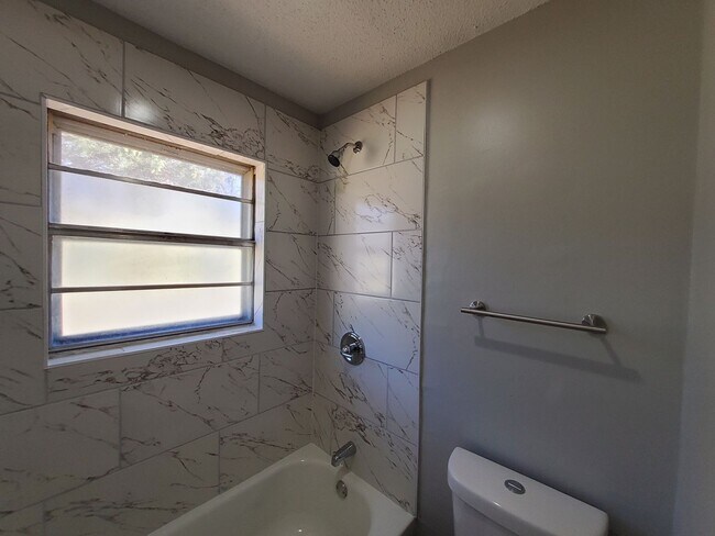 Foto del edificio - 5286 Broken Oak Dr